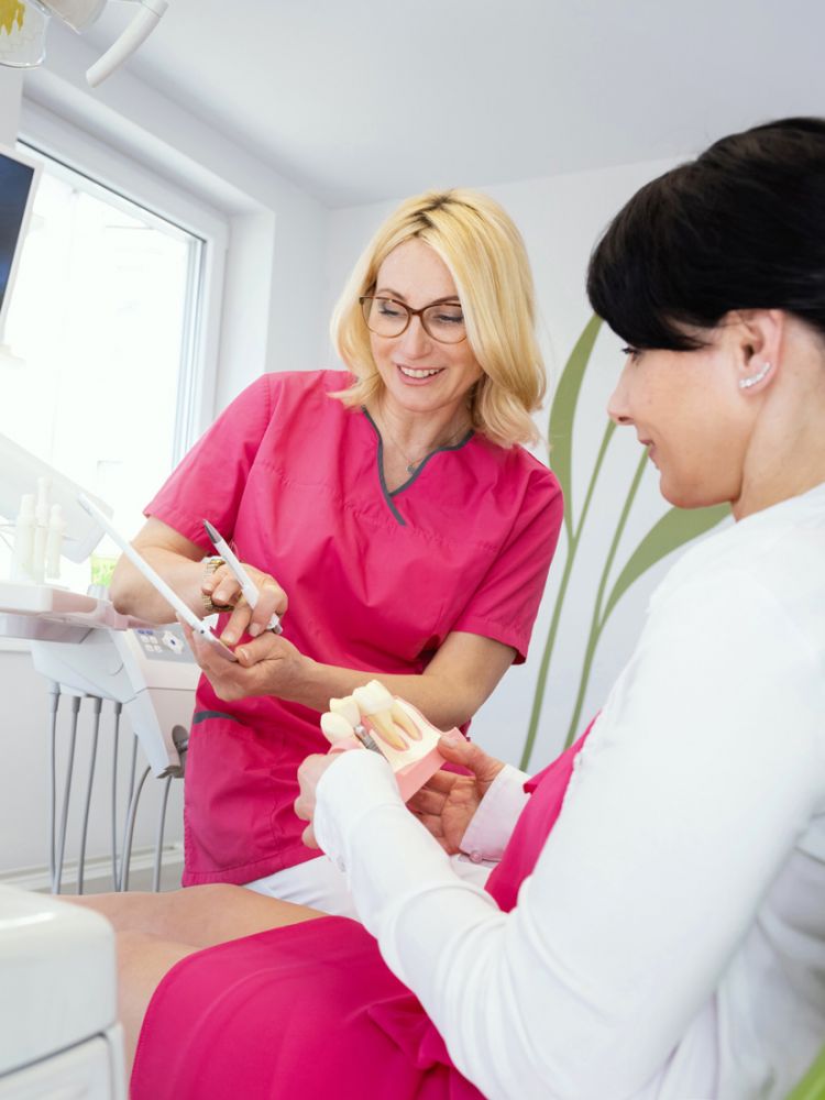 Zahnärztin Dr. med. dent. Cathrin Goldberg erklärt Patientin die Behandlung